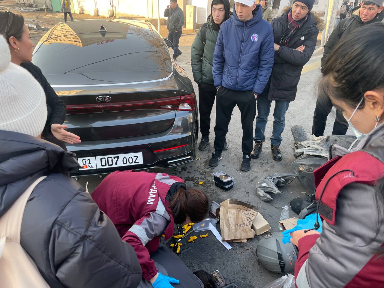 В Бишкеке курьер на мопеде столкнулся с легковушкой