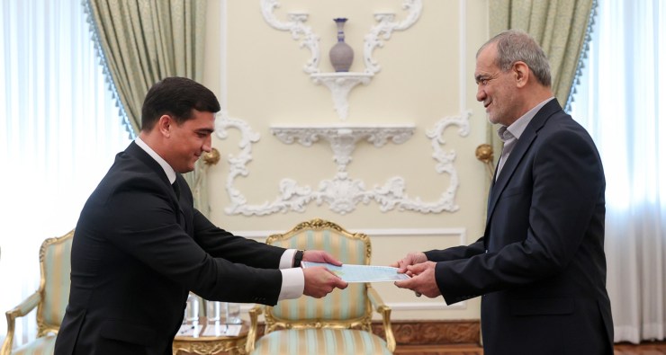 Посол Туркменистана в Иране передал верительные грамоты Президенту