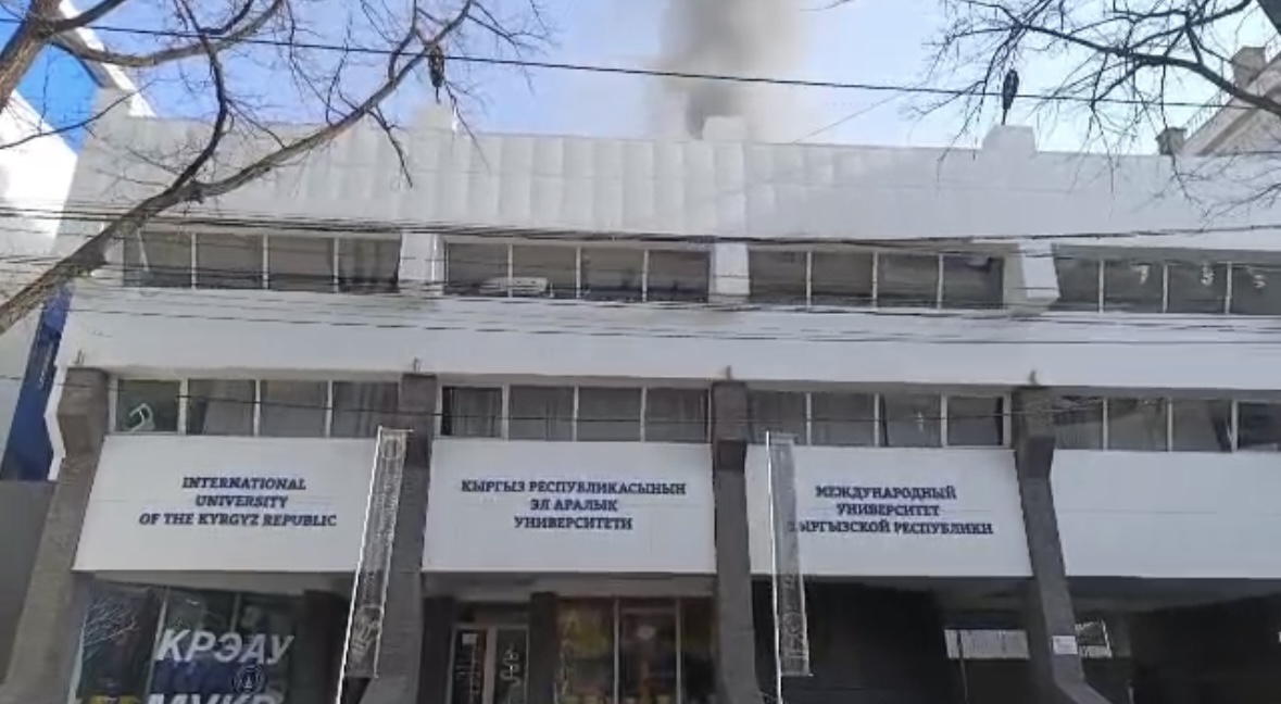 В Бишкеке произошел пожар на крыше Международного университета