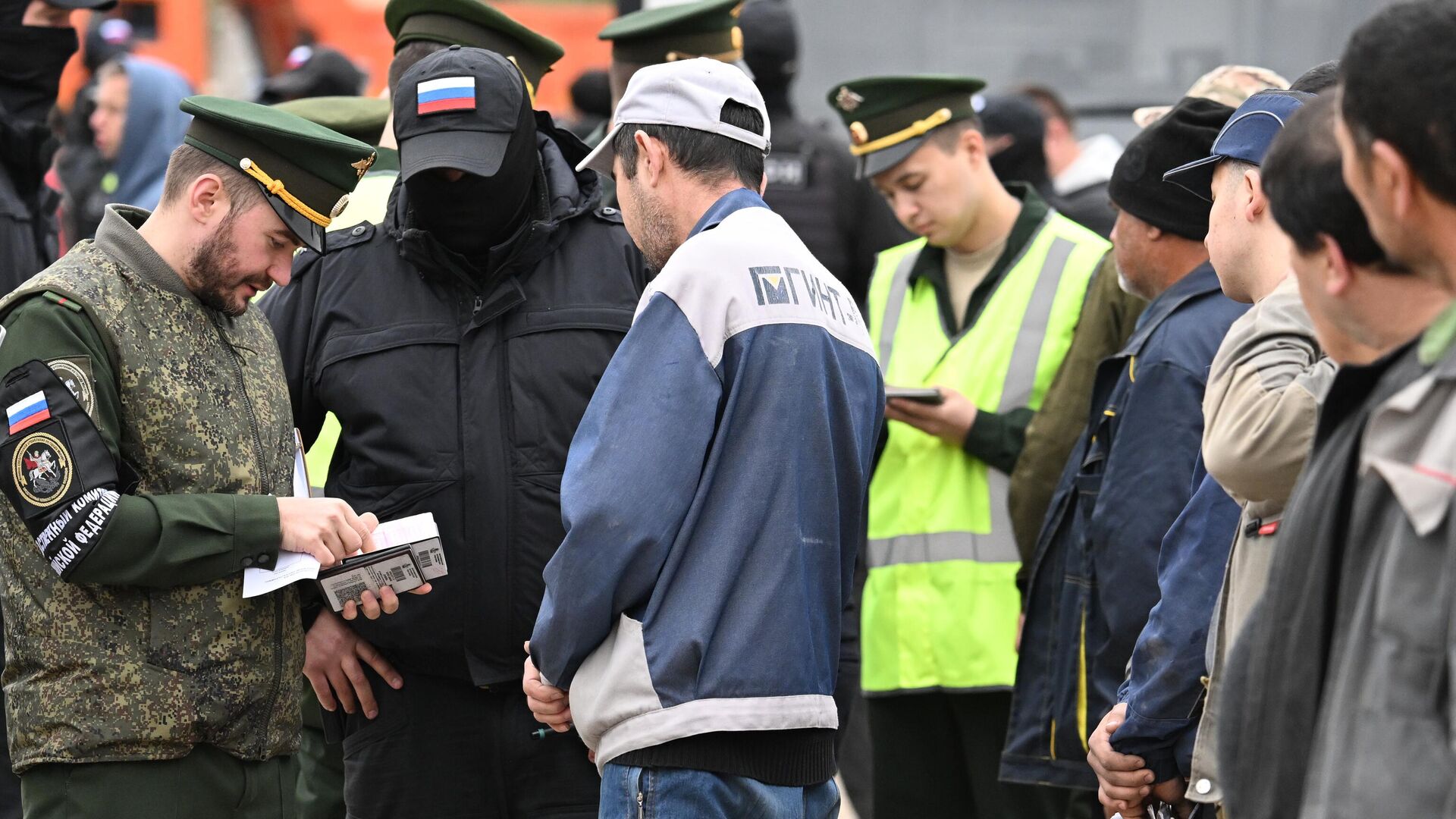 В России нелегальных мигрантов обязали покинуть страну до 30 апреля 2025 года или урегулировать свой статус