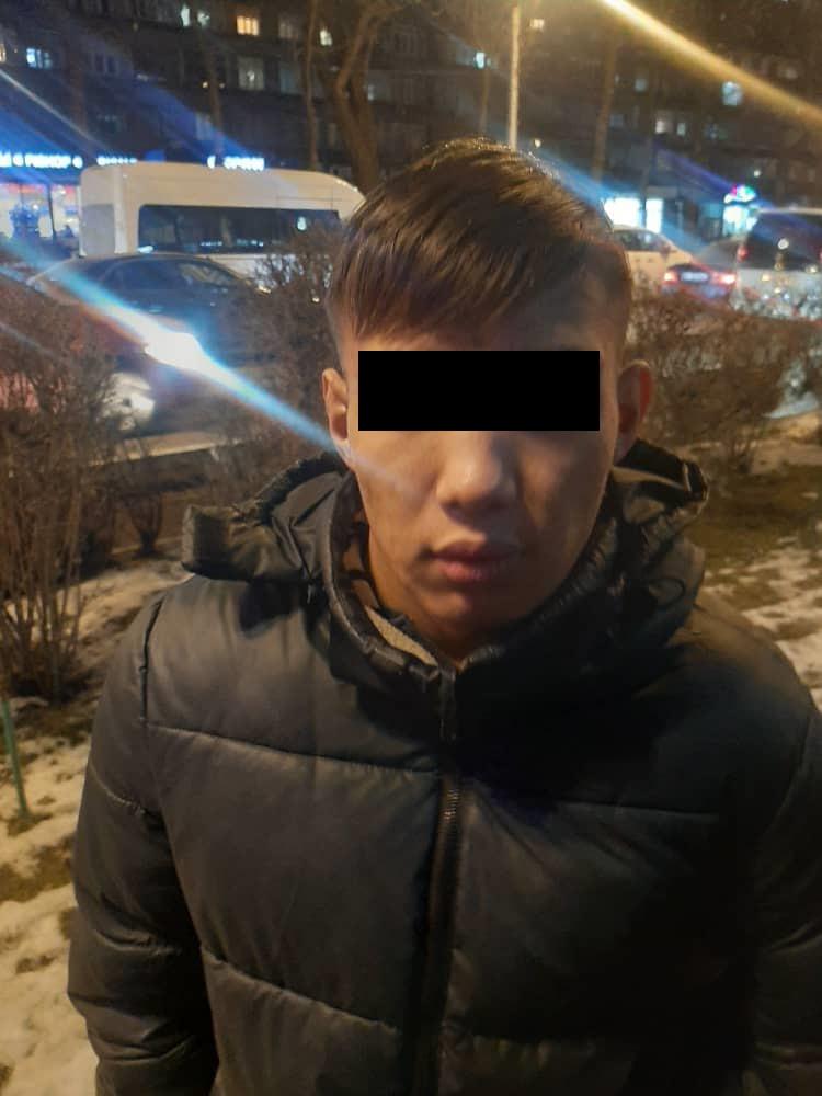 Угрожая пистолетом, двое парней отобрали у мужчины телефон и вымогали деньги