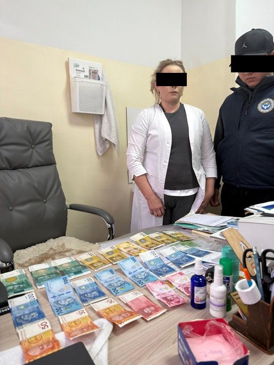 Вымогала деньги у пациентов. Спецслужбы задержали врача онкоцентра в Бишкеке