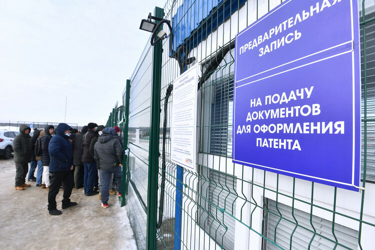 Около миллиона мигрантов могут покинуть Россию в 2025 году
