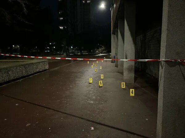 Фото Радио Франс - Жюльен Балидас. Следы взрыва в районе Олимпийской деревни на площади Клода Когана.