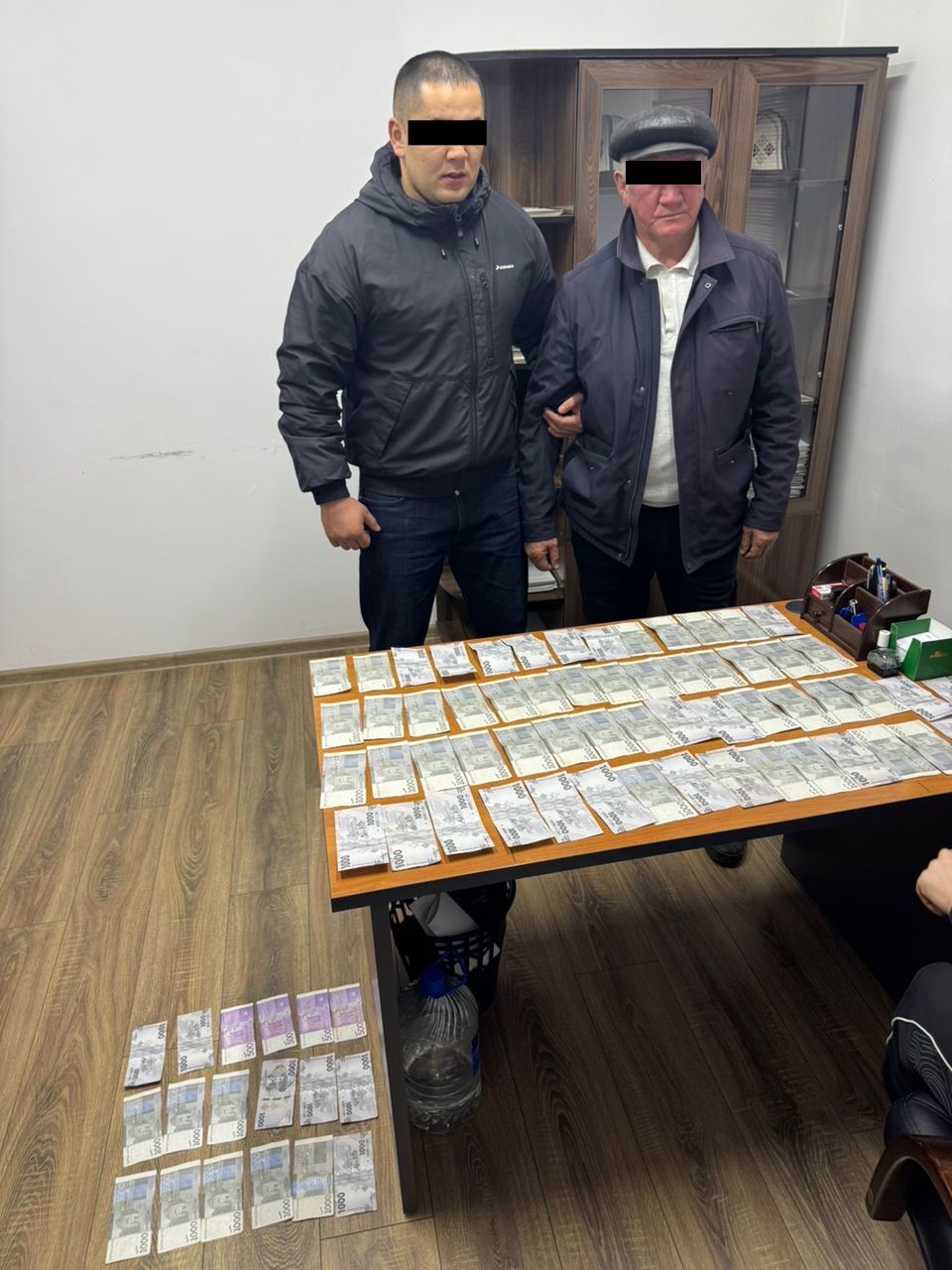 В городе Ош мужчина дал взятку чекисту, проверявшему законность приватизации