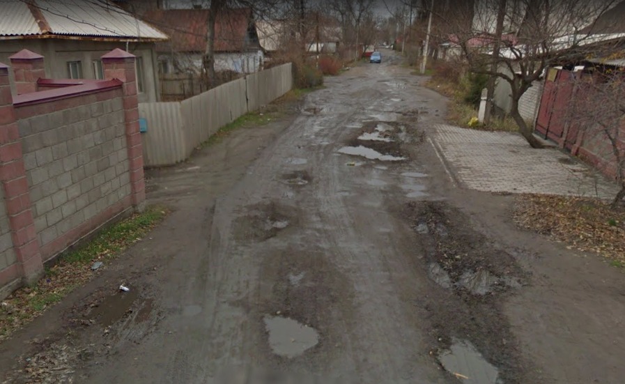 Фото читателя 24.kg. Дорога в ямах