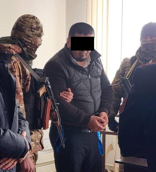 В городе Ош мужчина хотел дать взятку в 870 тысяч сомов наркоборцу