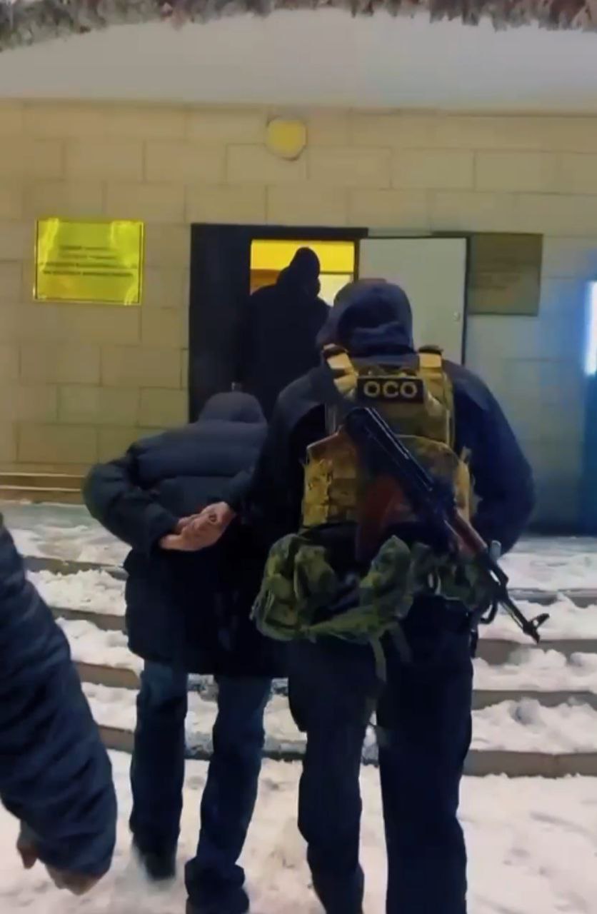 Задержание мужчины спецназом в Сокулуке. Он и еще трое украли сейф с ценностями