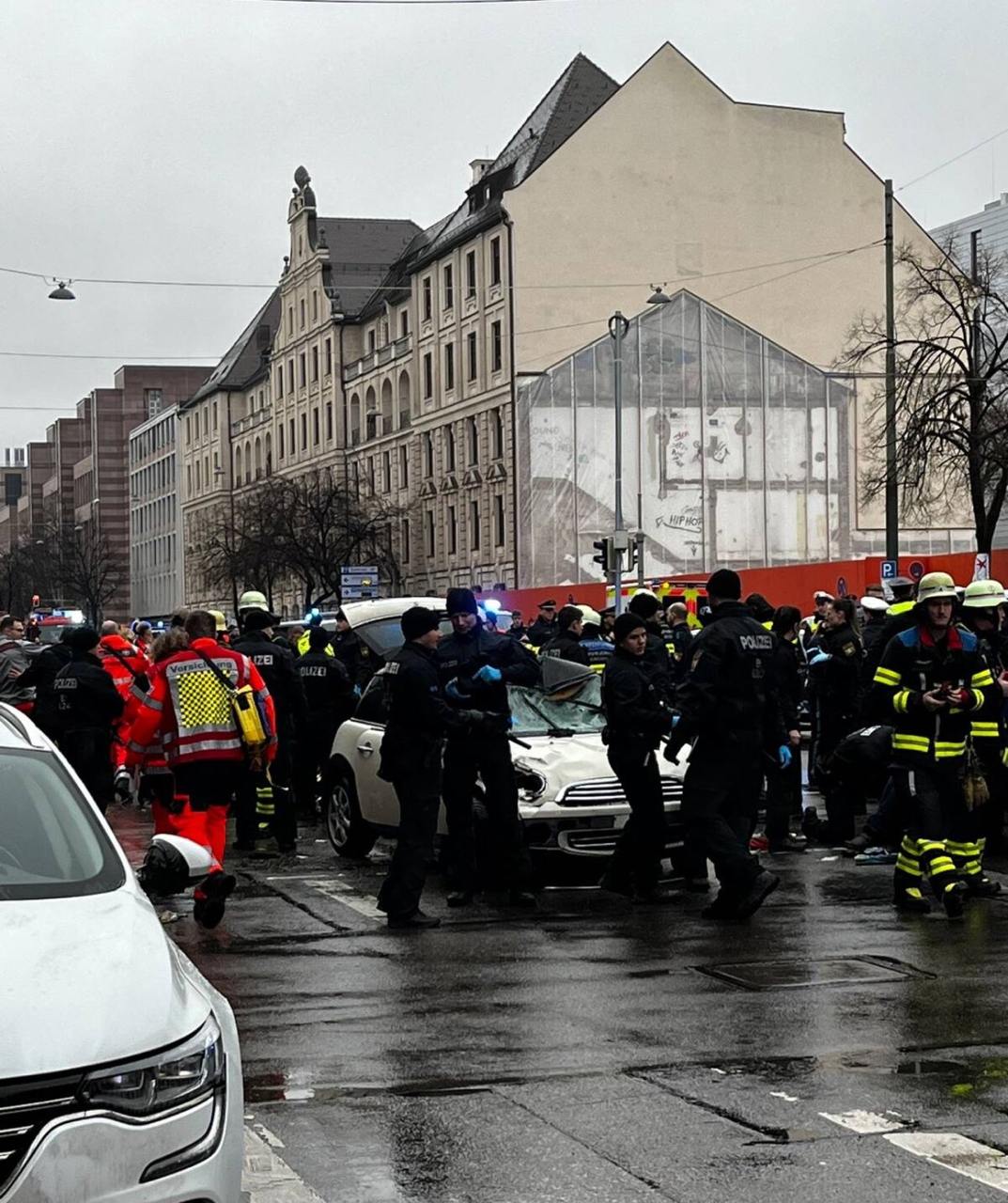 В Мюнхене водитель автомобиля намеренно въехал в толпу людей. Есть пострадавшие