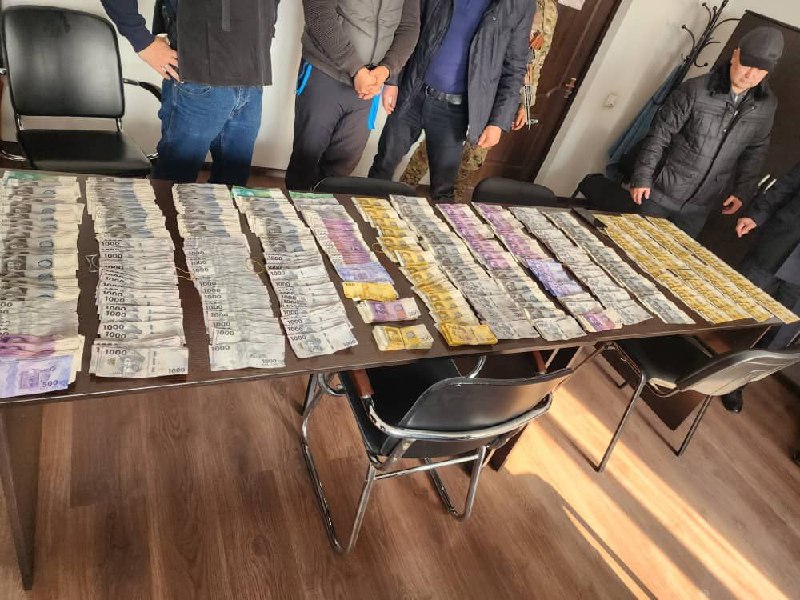 В городе Ош мужчина хотел дать взятку в 870 тысяч сомов наркоборцу