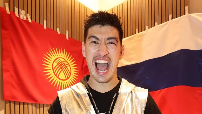 Дмитрий Бивол после реванша сфотографировался на фоне флага Кыргызстана