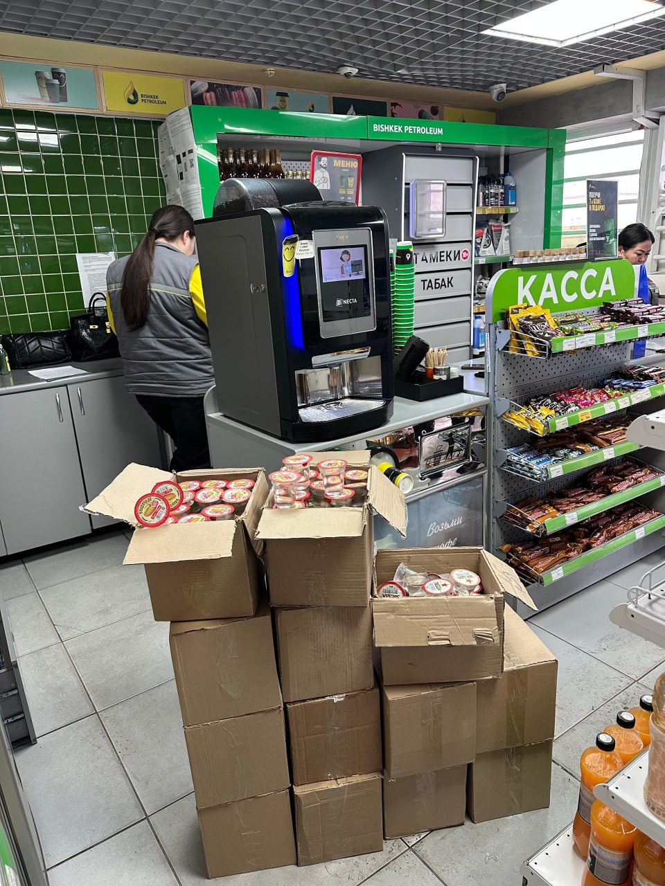 На автозаправке в Бишкеке продавали алкоголь без акцизных марок