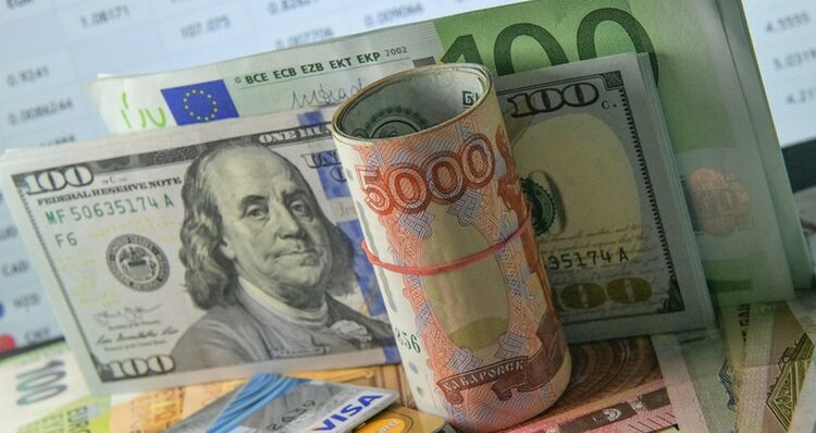 Рубль и доллар немного подешевели к сому. Курсы валюты на 27 марта