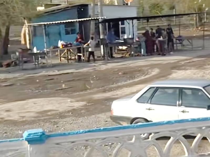 Полицейские обирают торговцев рынка на железнодорожной станции Душак