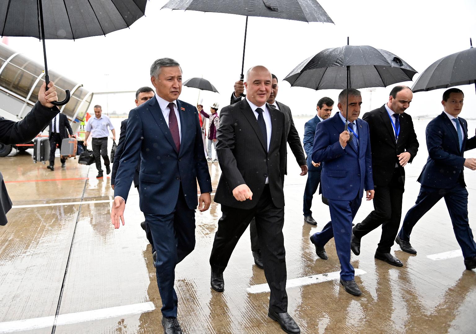 Фото пресс-службы Жогорку Кенеша . В Бишкек прибыл глава парламента Таджикистана.