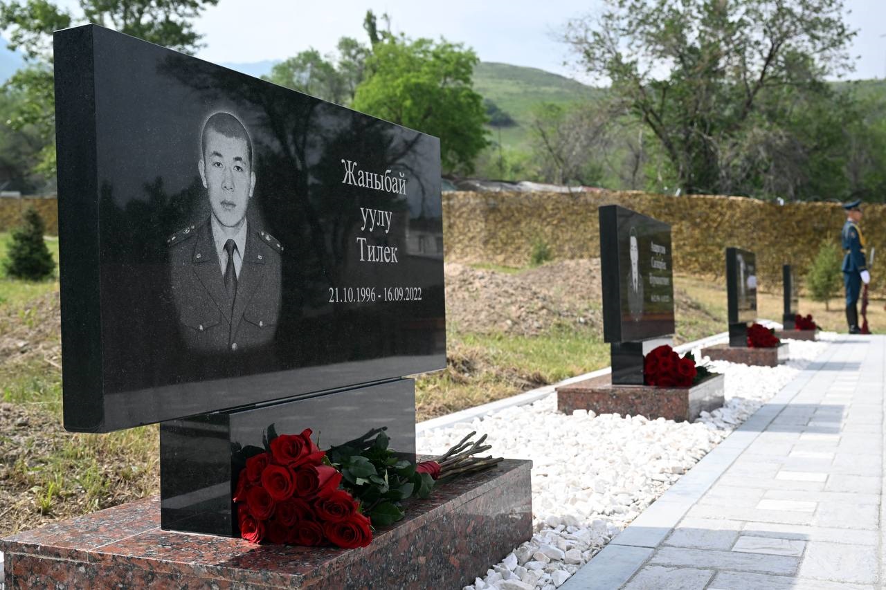 Фото пресс-службы кабмина. Садыр Жапаров открыл памятник военнослужащим, погибшим при защите госграницы КР