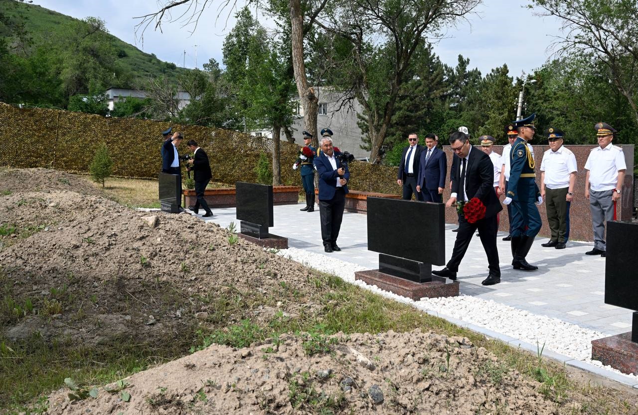 Фото пресс-службы кабмина. Садыр Жапаров открыл памятник военнослужащим, погибшим при защите госграницы КР