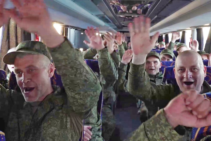 Фото СМИ. Освобожденные российские пленные