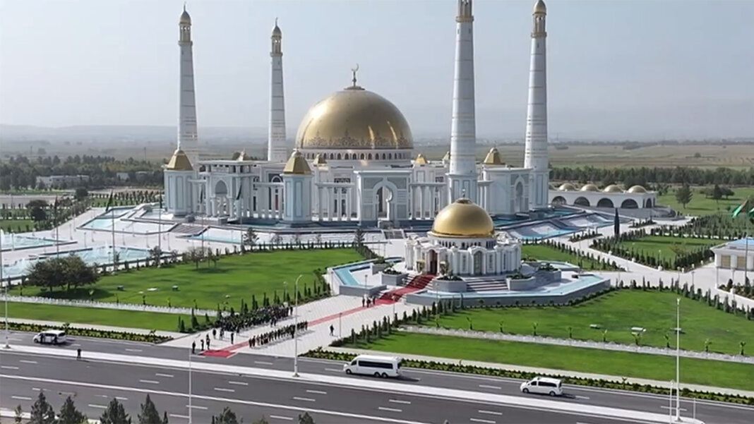2024_09_25_niyazov_mosque_01 Из-за ограниченного доступа к данным в Туркменистане нельзя спрогнозировать будущий объем исламских финансовых активов