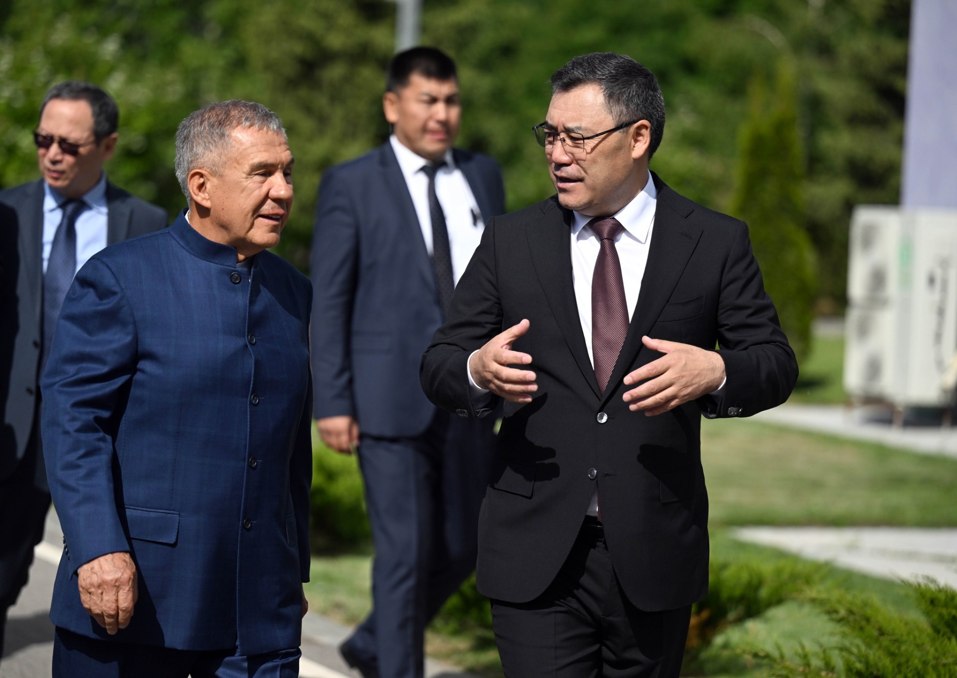 Фото пресс-службы президента. Лидер Кыргызстана и раис Татарстана посетили культурный центр «Рух-Ордо» 