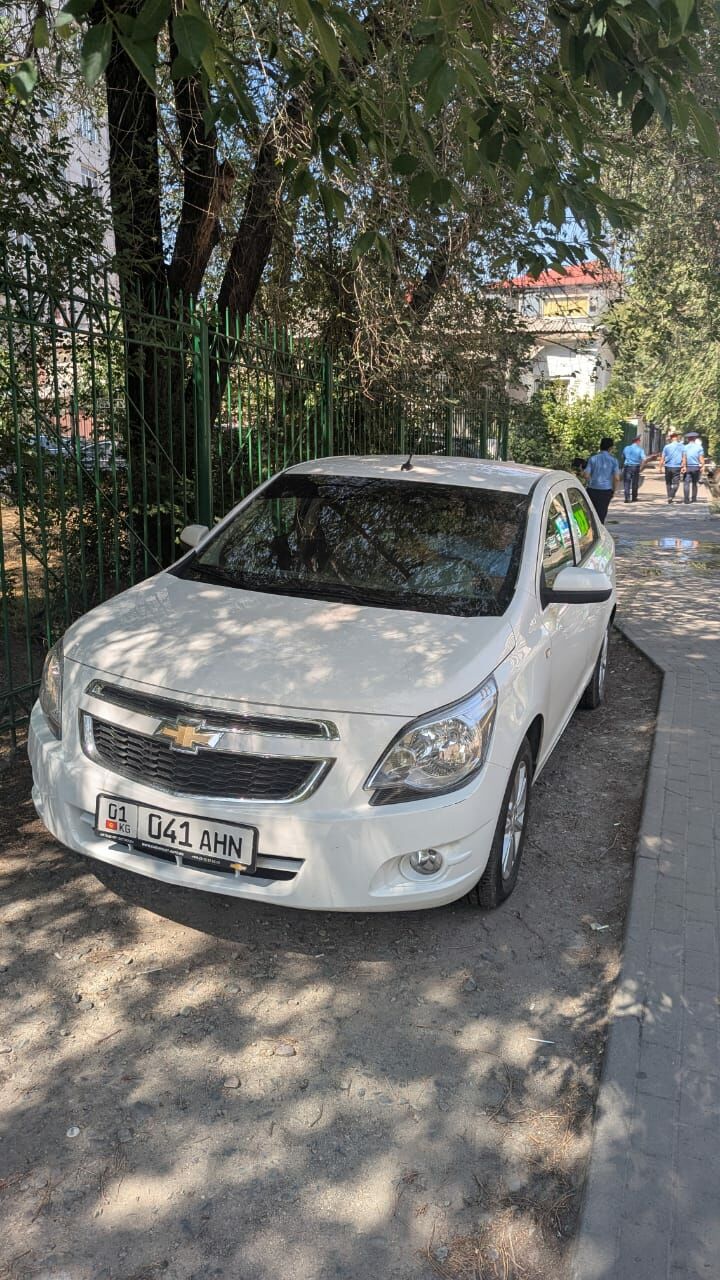 В центре Бишкека силовик бросил авто на пешеходной зоне
