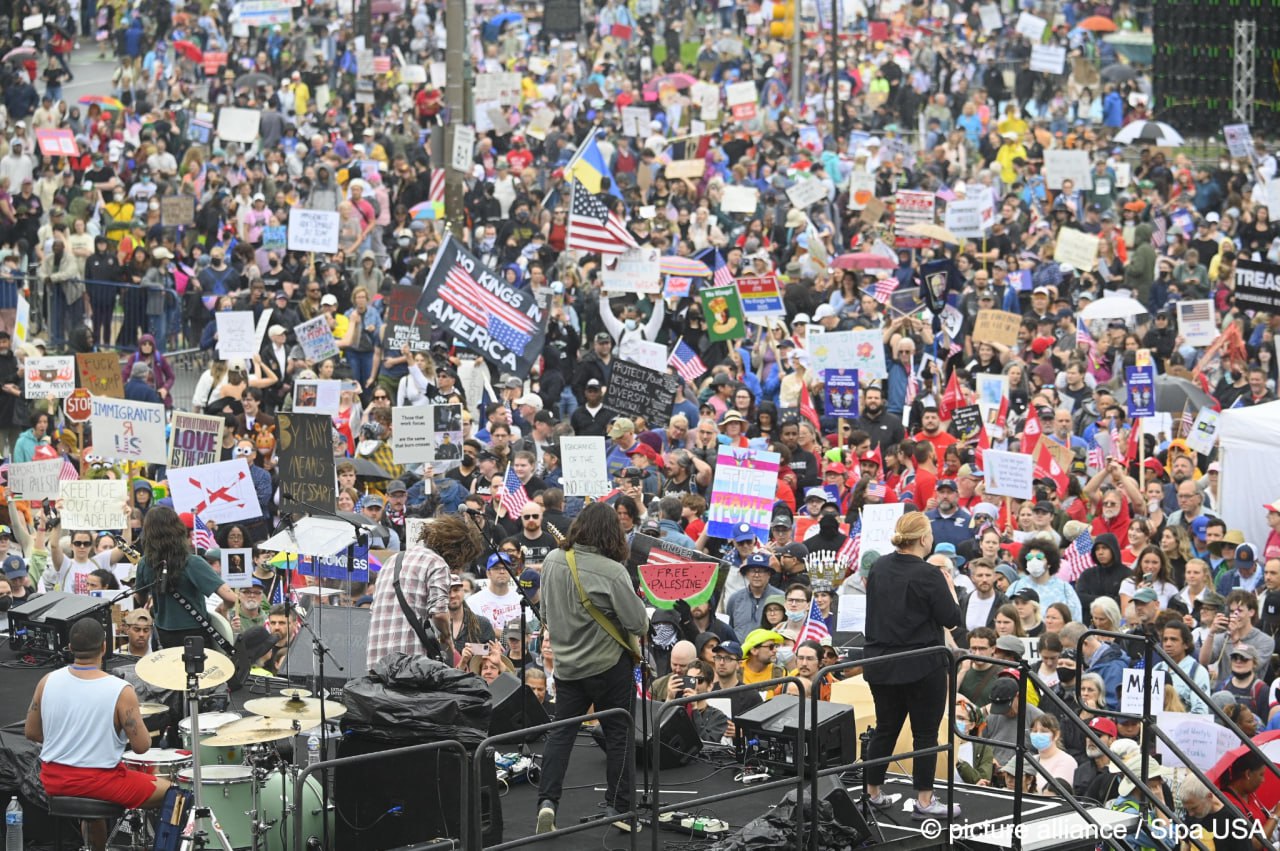 Фото СМИ. Многотысячные митинги против Дональда Трампа прошли в городах США