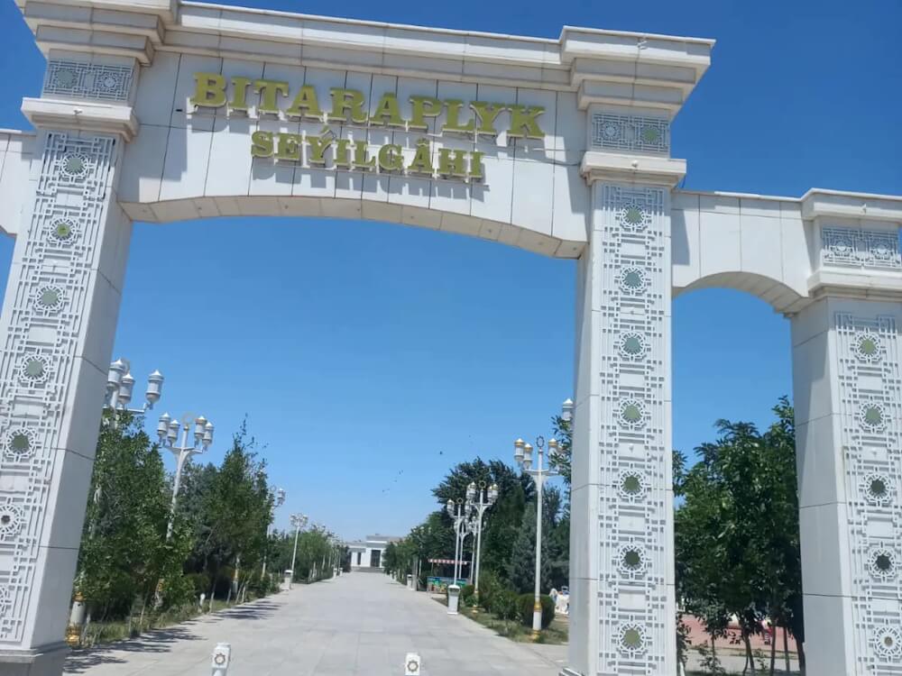 002 Посетители парка Bitaraplyk в Туркменабате платят дважды за каждый аттракцион