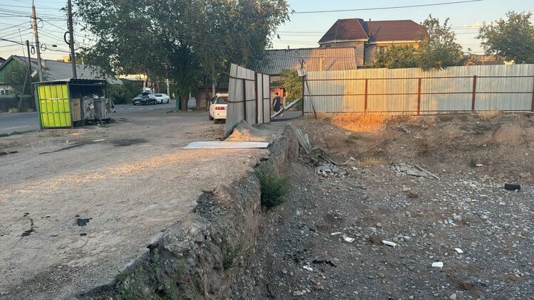 Бишкекчане жалуются на вырытый посреди дороги котлован