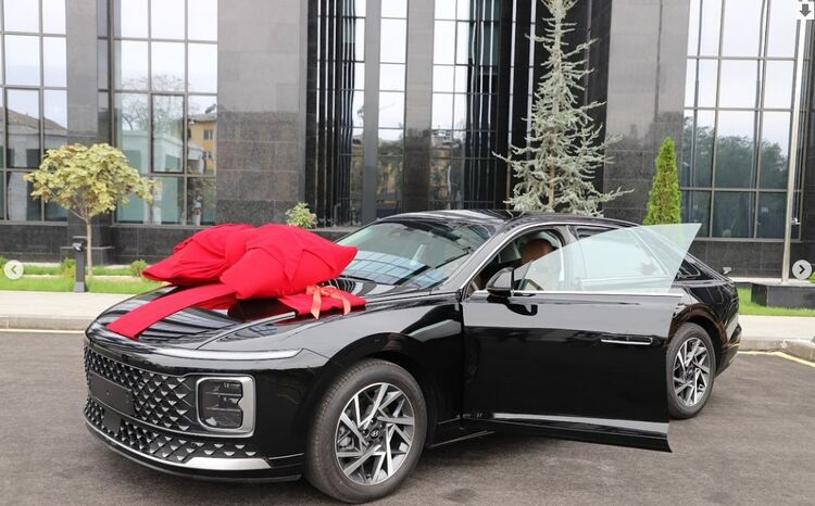 Камчыбек Ташиев подарил авто бронзовому призеру Кубка мира по боксу
