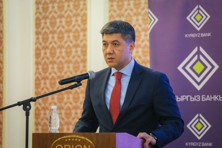 Президент объявил выговор председателю Нацбанка КР