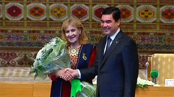 shagulyeva0002 Бердымухамедовы поздравили с юбилеем придворную поэтессу А.Шагулыеву