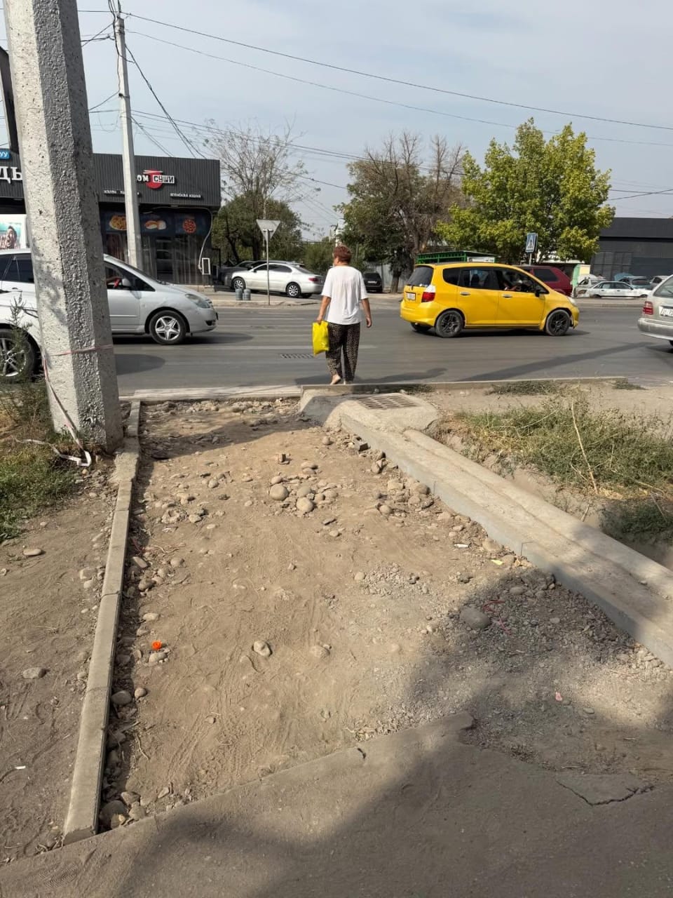 Фото из соцсетей. Бишкекчане возмущены состоянием тротуаров: было плохо, стало еще хуже
