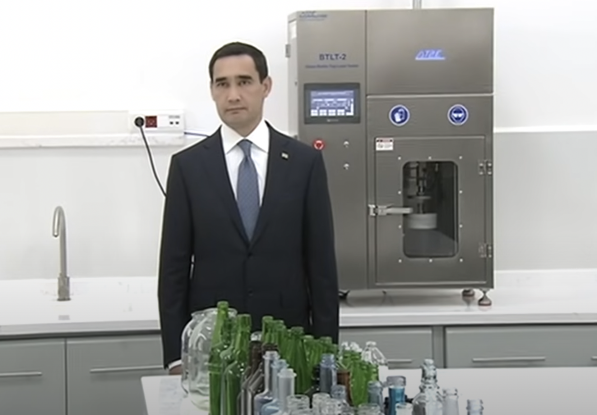 2025_09_08_serdar С.Бердымухамедов открыл в Ашхабаде цех по выпуску стекольной продукции