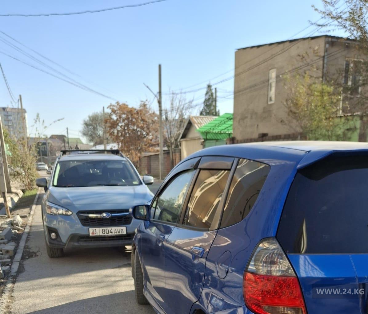 В Бишкеке водители устроили парковку на тротуаре