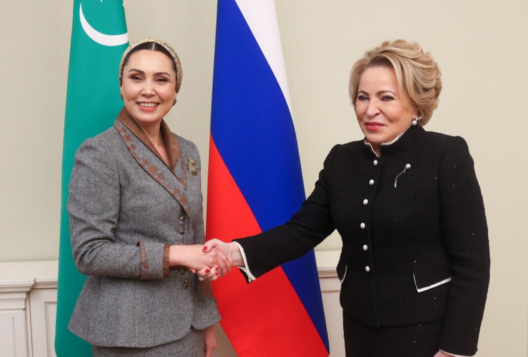 2025_11_20_atabaeva_matvienko В рамках рабочей поездки в Россию О.Атабаева встретилась с В.Матвиенко и посетила форум«Содружество моды»