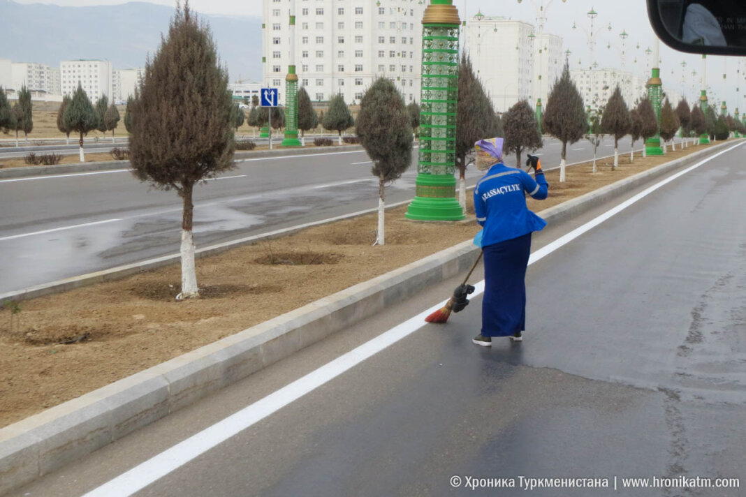 2023_03_14_mosque_street_sweepers_06 В Ашхабаде проводится благоустройство протокольных улиц