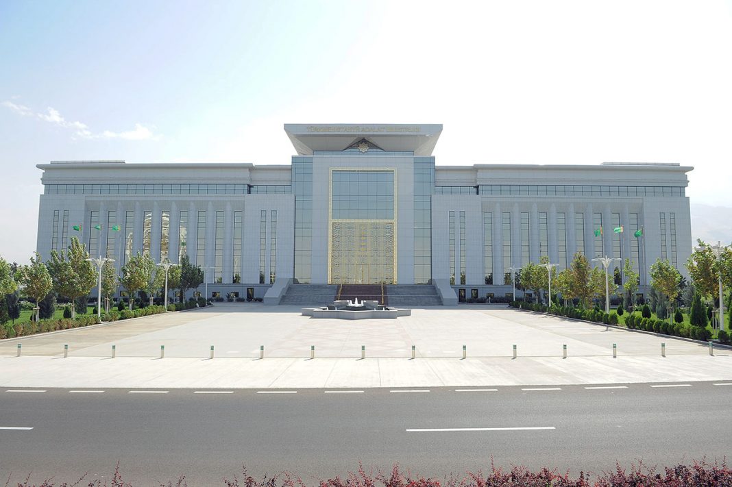 2020_08_18_justice_ministry_02 В Министерстве адалат не решают проблемы граждан - Хроника Туркменистана