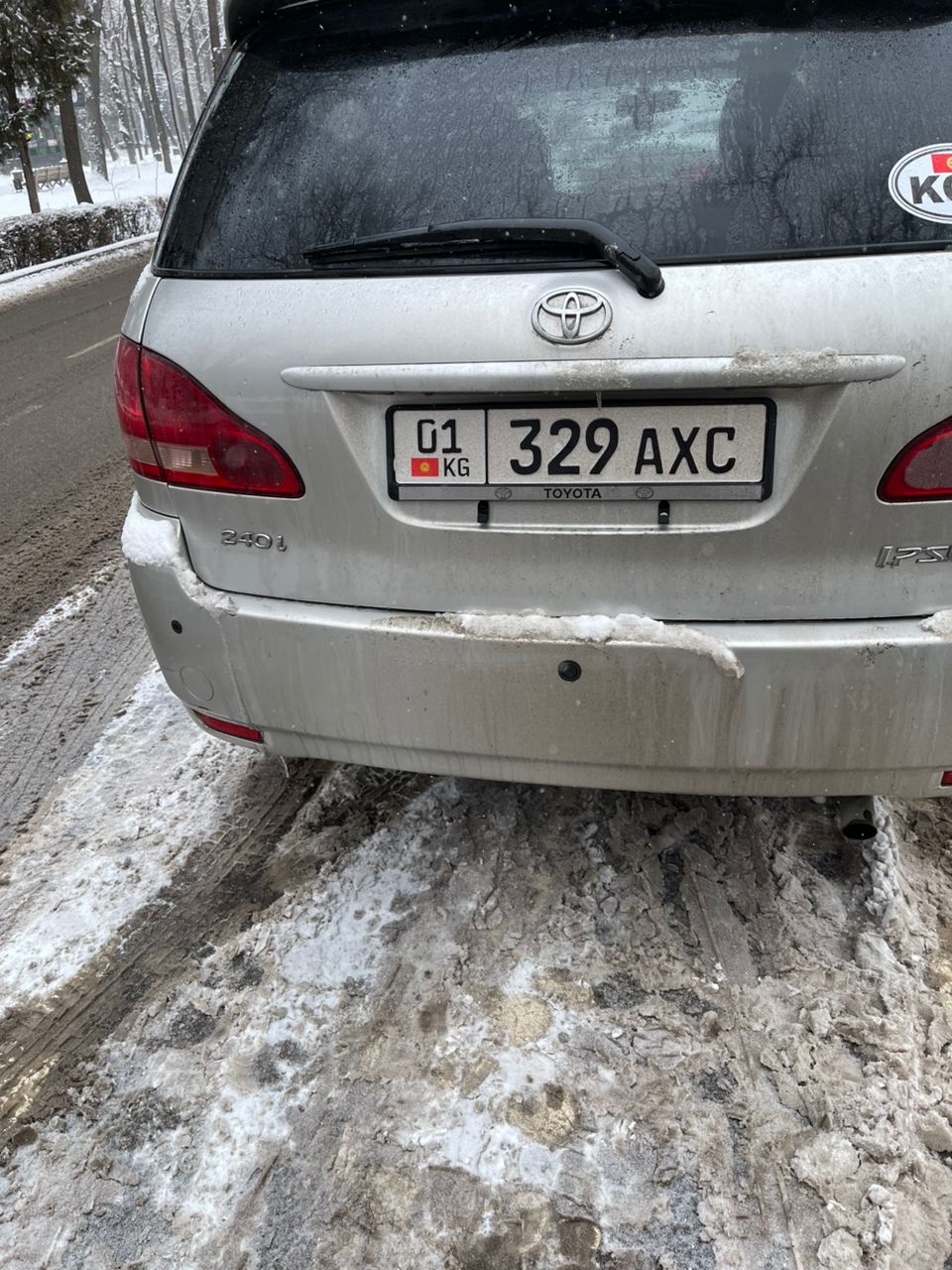 Чудаки парковки. Автомобили оставляют на зебрах и под запрещающими знаками