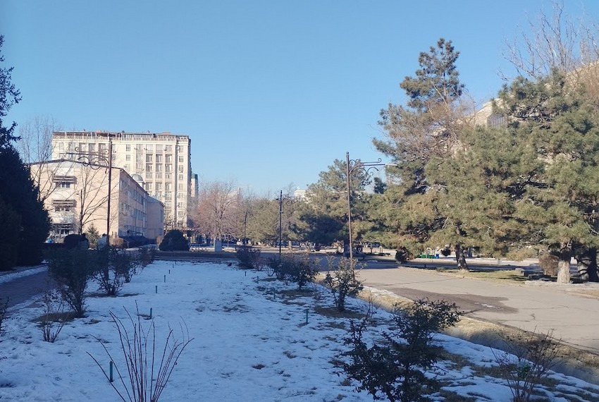 Фото Айбека Султанова. Бишкек, Аллея молодежи 2 февраля 2026 года