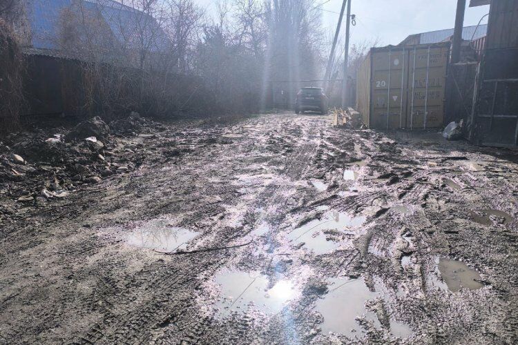 Жители Бишкека жалуются на грязь и антисанитарию возле рынка «Азиз»