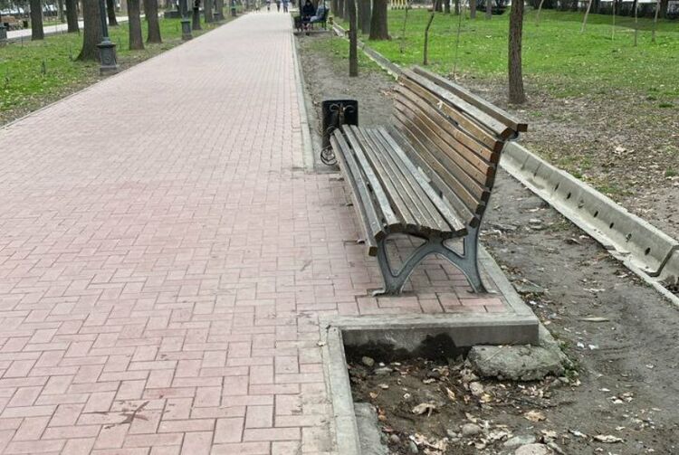 На бульваре Эркиндик в Бишкеке убрали разбитую урну, пролежавшую более месяца