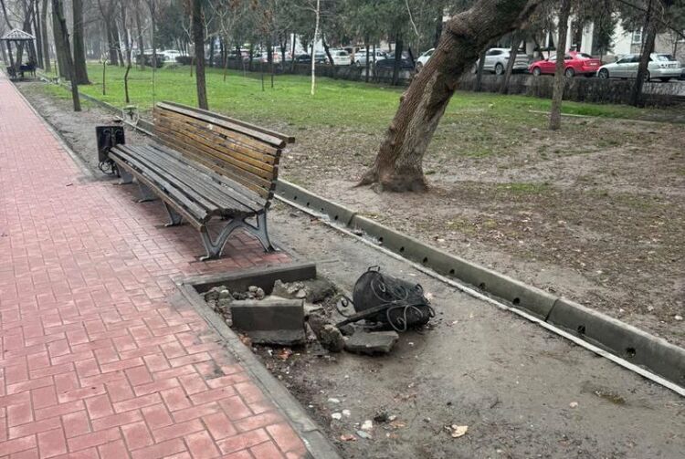 На бульваре Эркиндик в Бишкеке больше месяца лежит разбитая урна