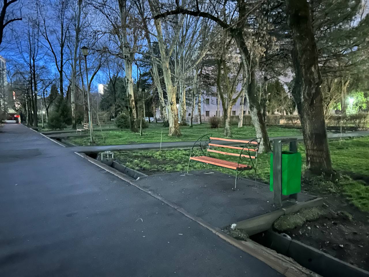 Фото читателя 24.kg. Вместо старых тазиков появились новые урны