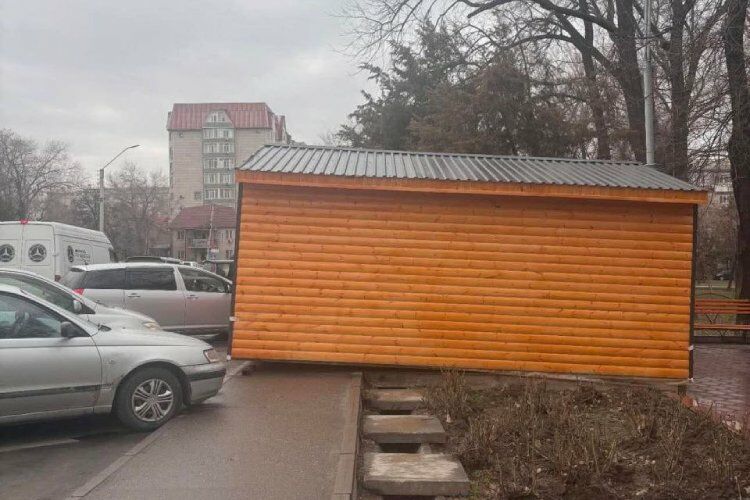 В сквере имени Тоголока Молдо ставят павильон? Горожане задаются вопросами