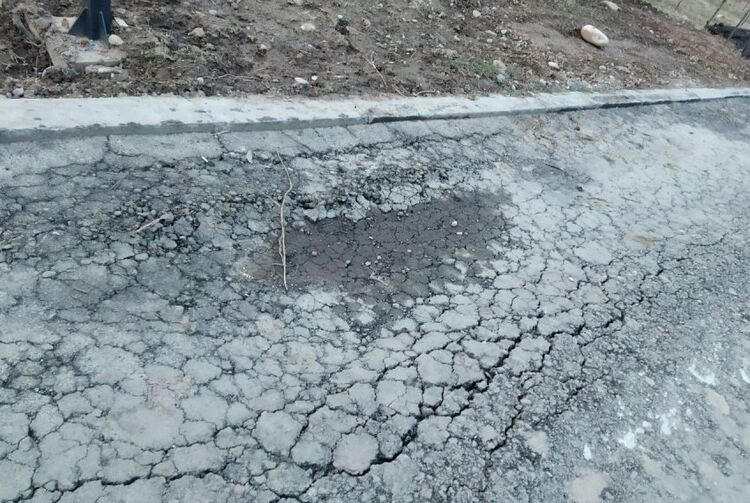 Бишкекчане пожаловались на потрескавшийся новый асфальт в парке имени Ататюрка