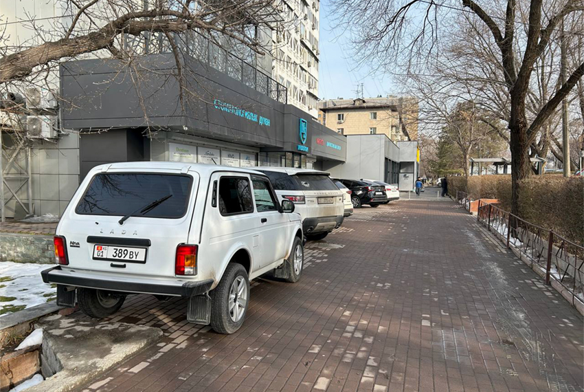 Вопрос мэру. В Бишкеке тротуары теперь продают под частные парковки?