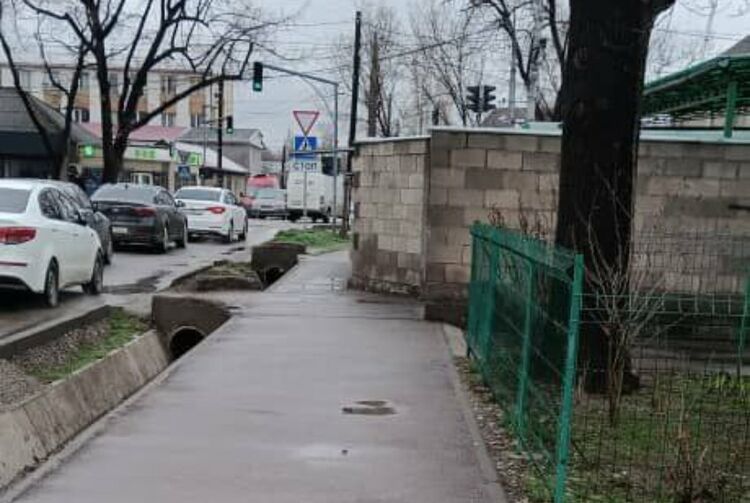 На улице Фере в Бишкеке снесут забор, который перекрывал часть тротуара