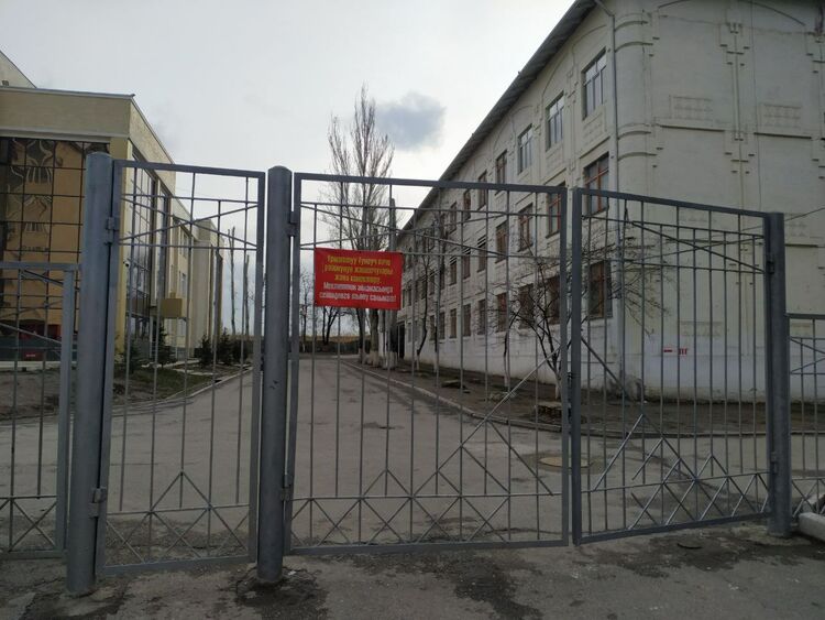 В микрорайоне «Тунгуч» закрыли стадион школы № 73. Жители просят разъяснений
