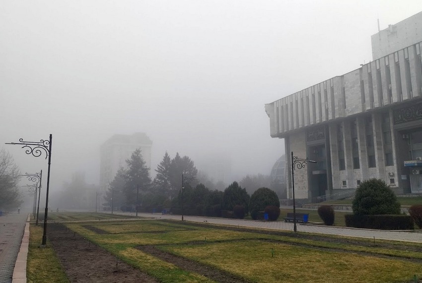 Фото Айбека Султанова. Туман в Бишкеке, 22 февраля, 2026 года