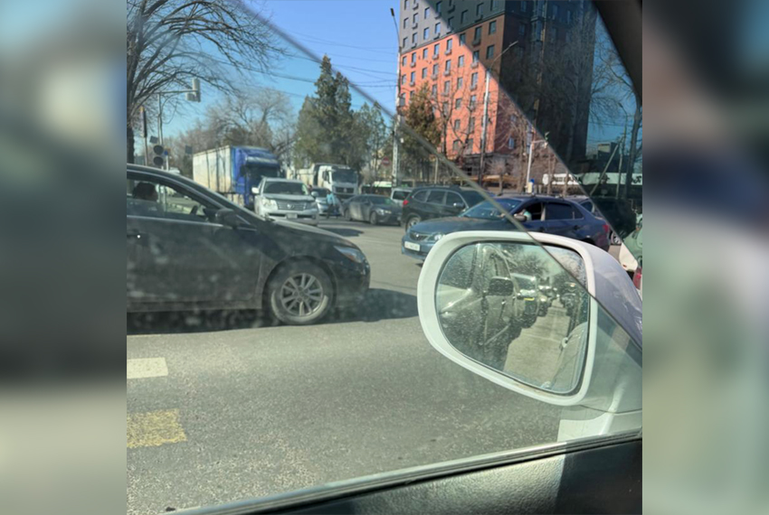 Большие пробки из-за неработающего светофора на Жибек Жолу и Абдрахманова